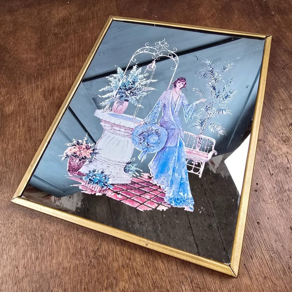 miroir sérigraphié vintage, élégante dans jardin, art déco sur table en bois