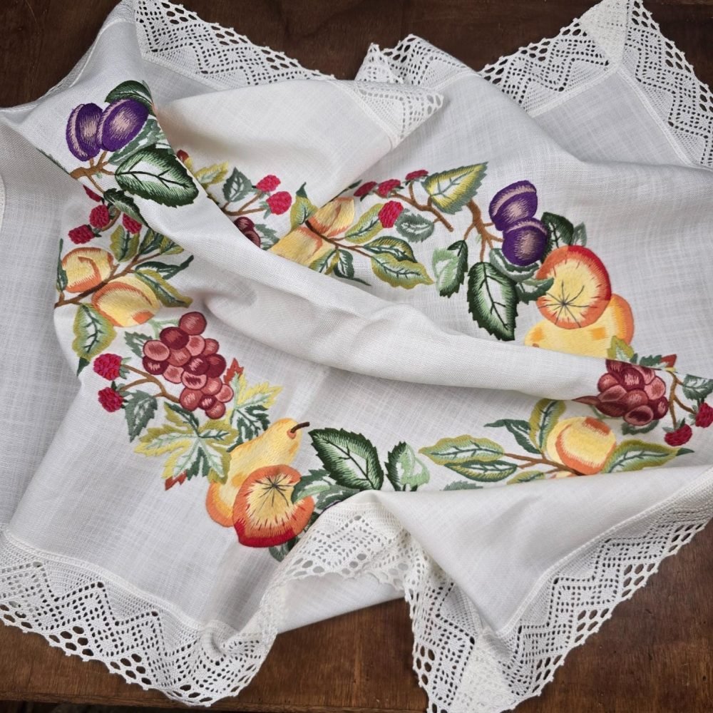 Nappe carrée fruits brodés et dentelle 86 cm ambiance vintage