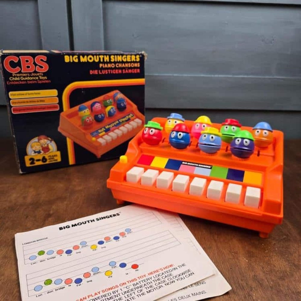 Piano jouet vintage CBS Big Mouth Singers dans boîte d’origine et sa notice avec partitions, années 70 ambiance vintage
