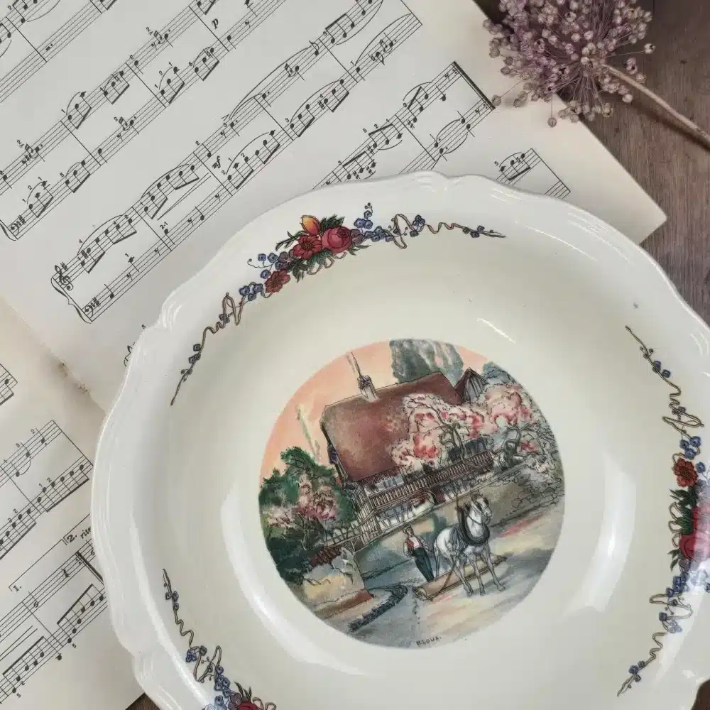 Plat creux Obernai Sarreguemines décor floral et scène alsacienne avec cheval.