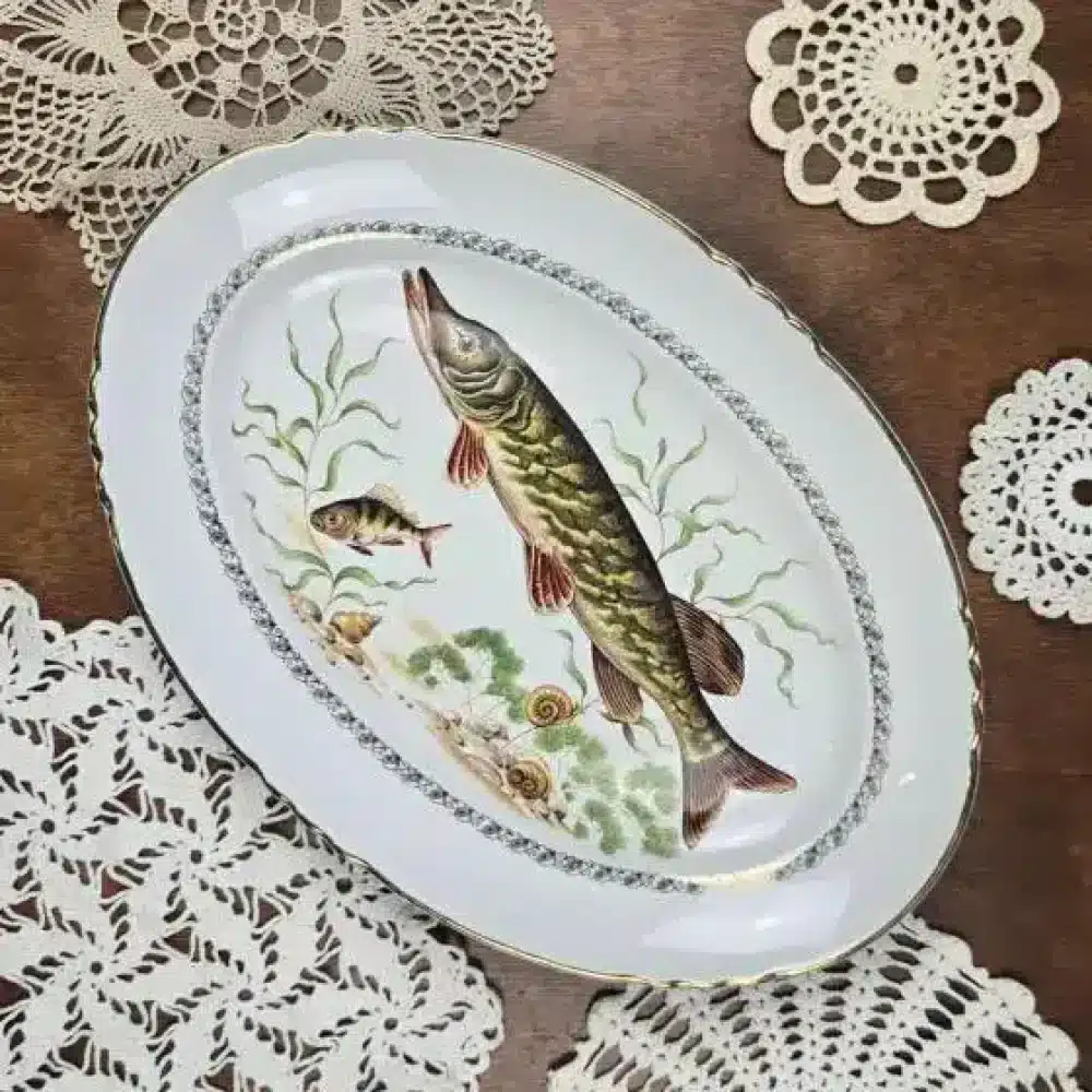 Plat ovale faïence Moulin des Loups décor poisson brochet – vue du dessus