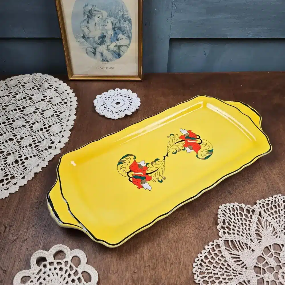 Plat à cake vintage Longwy Panache vu de dessus sur fond bois