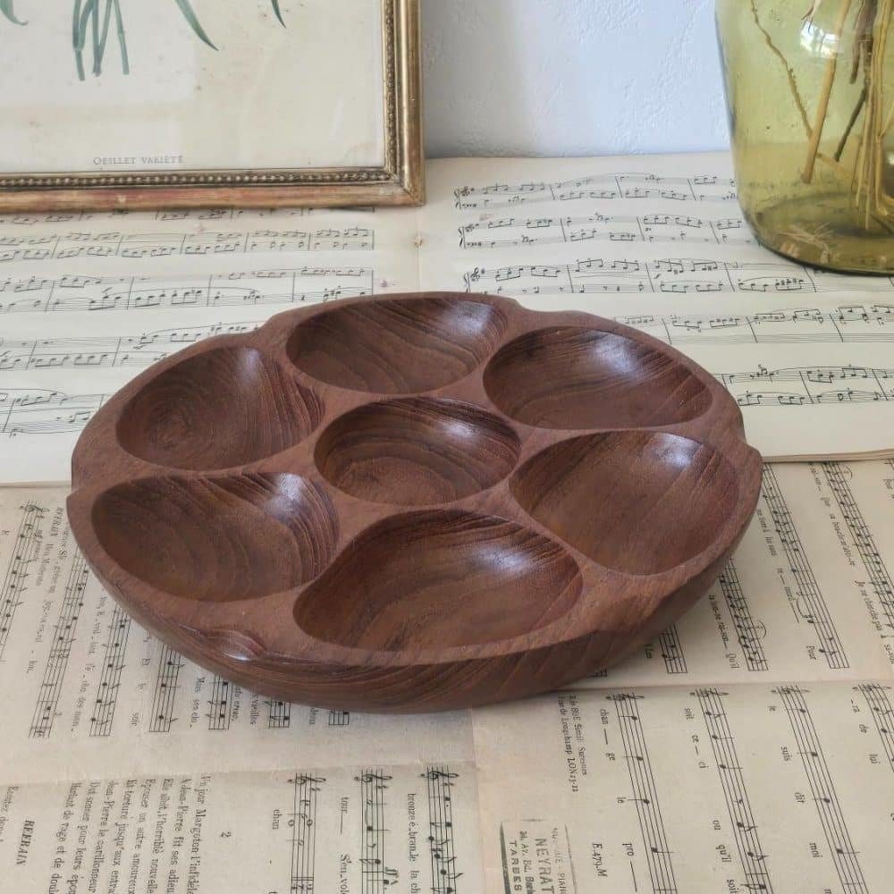 Vue latérale du plat compartimenté en bois