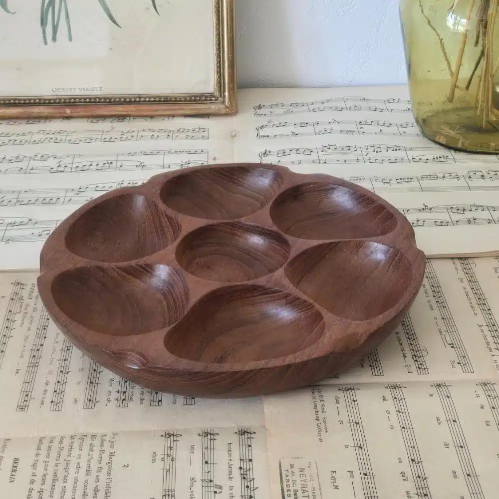 Vue latérale du plat compartimenté en bois