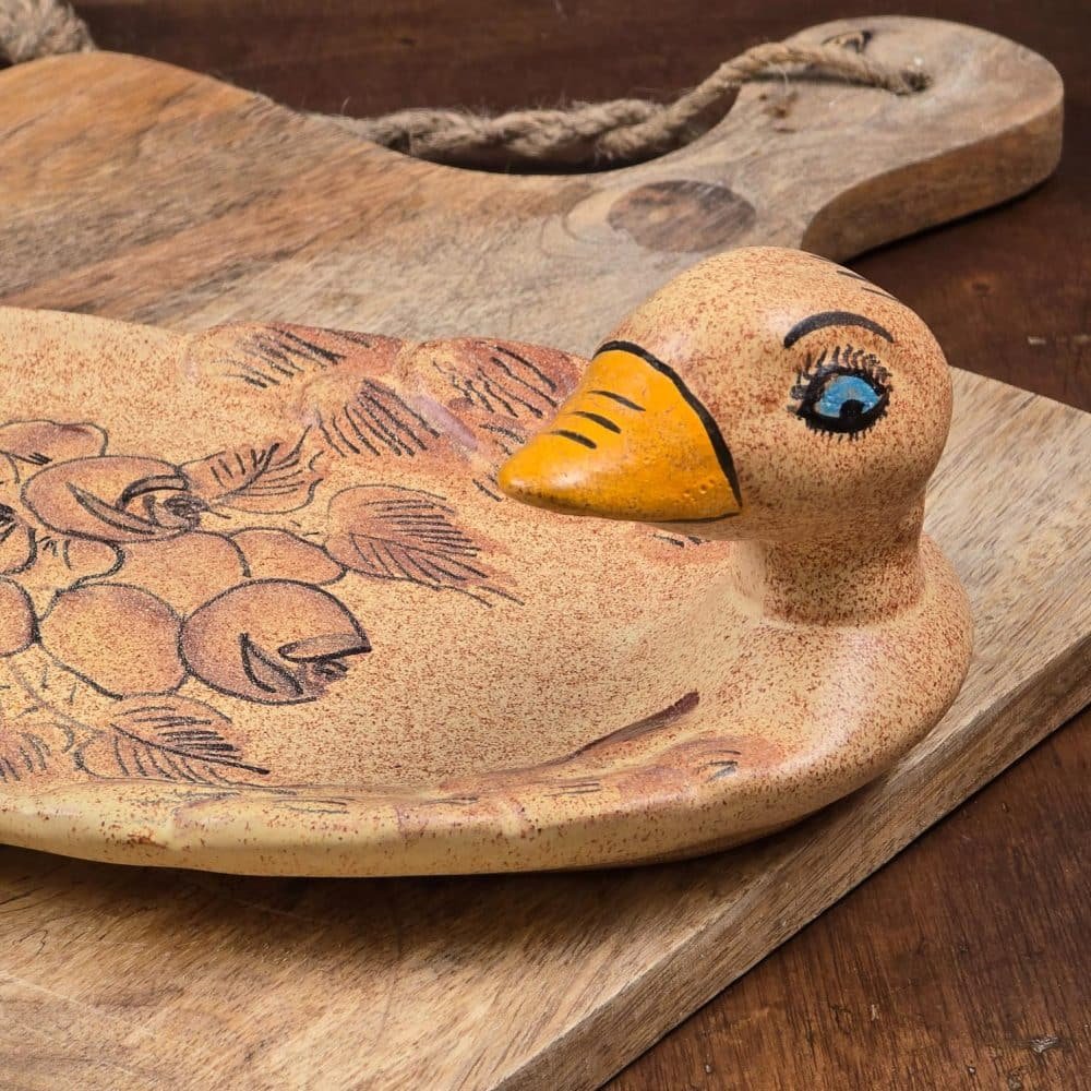 Détail du bec peint et de l’œil du canard en céramique.