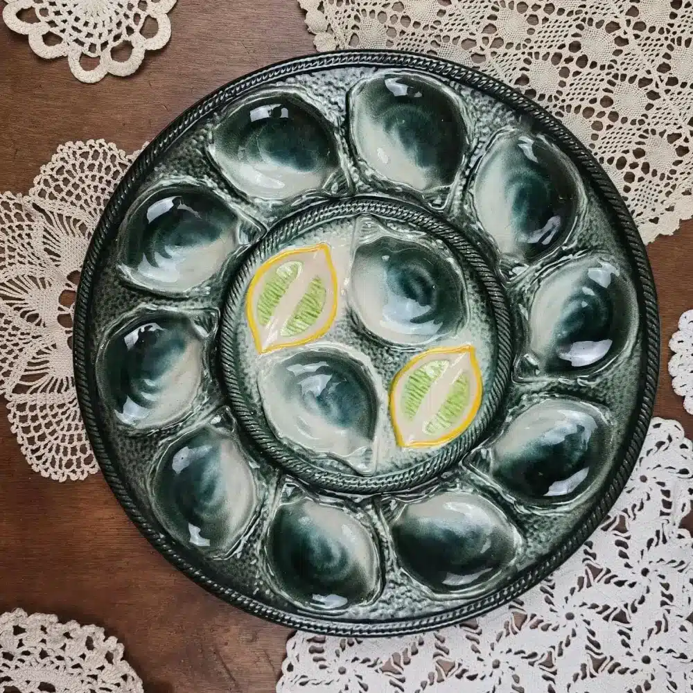 Grand plat à huîtres St Clément vert émeraude et jaune citron, vue d’ensemble