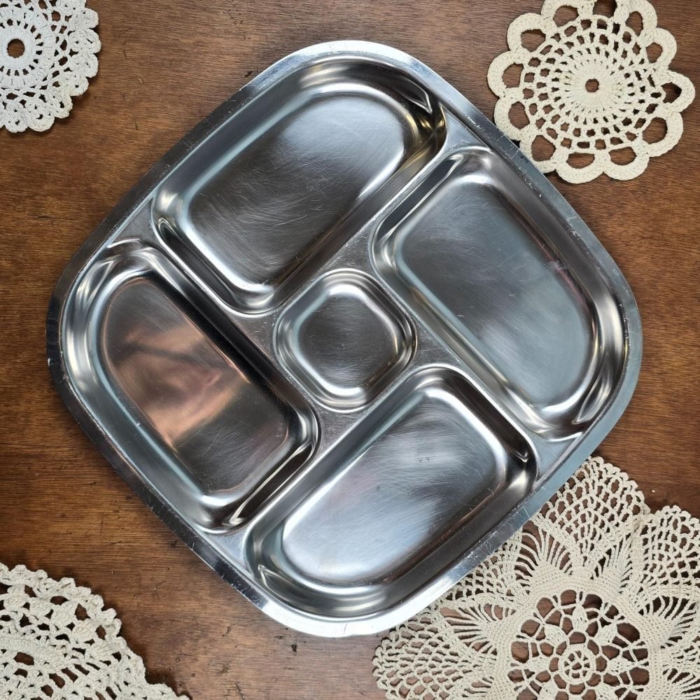 Plateau compartimenté Létang Rémy en inox, vue d’ensemble.