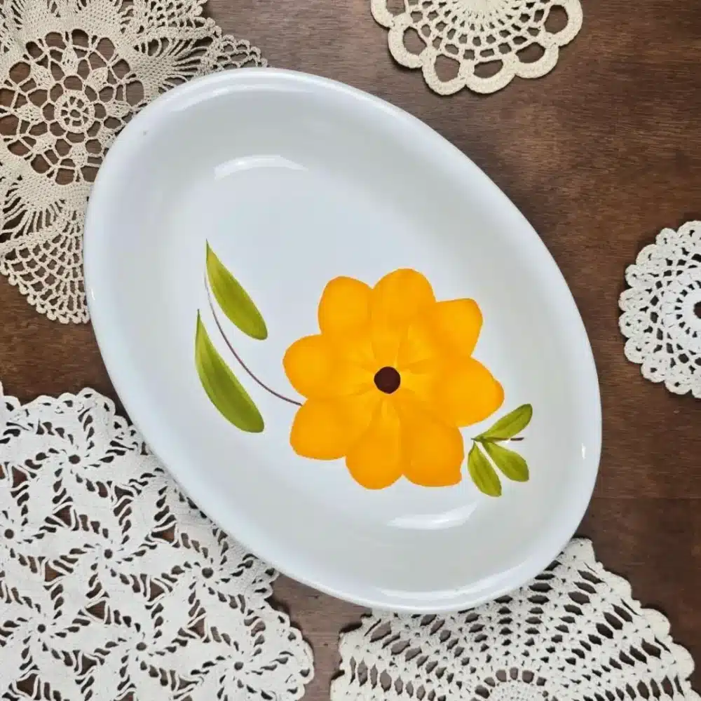 Plat ovale vintage Made in Italy décor floral jaune et vert vu du dessus