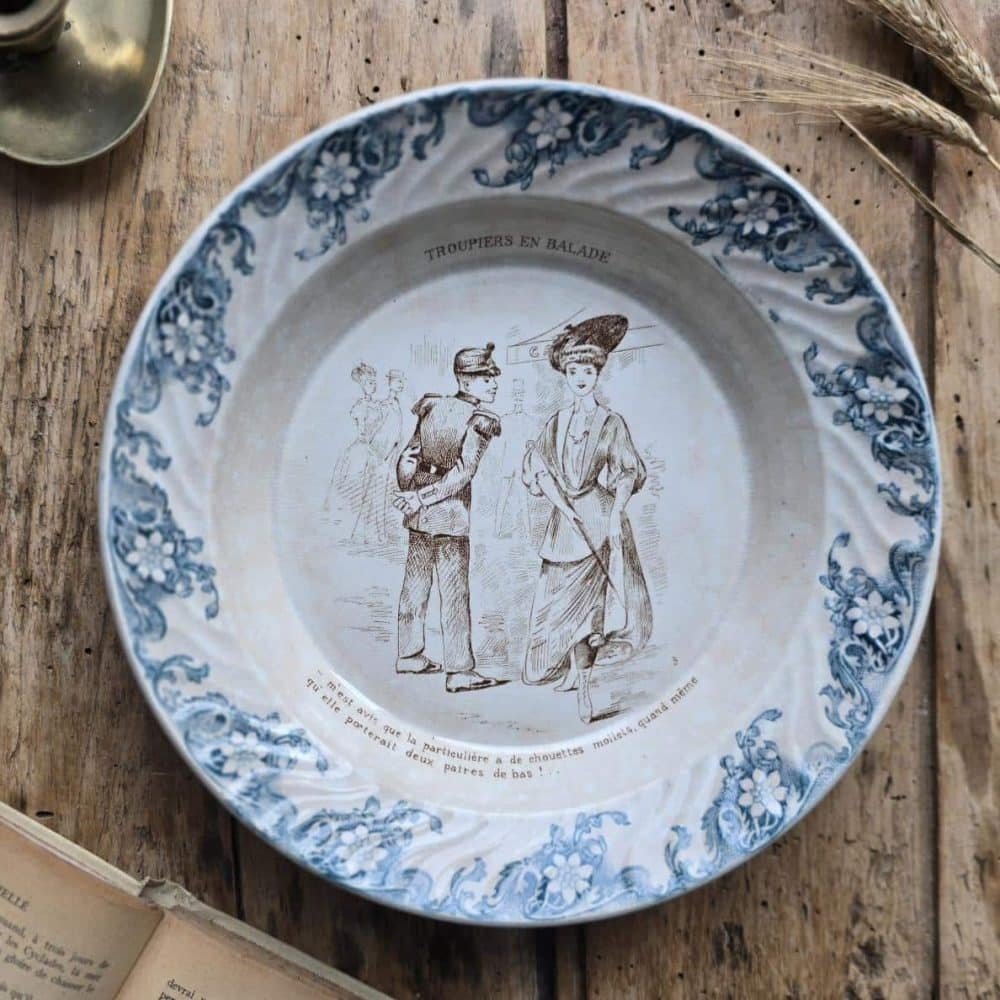 Vue stylisée du plat parlant Digoin & Sarreguemines – scène militaire humoristique