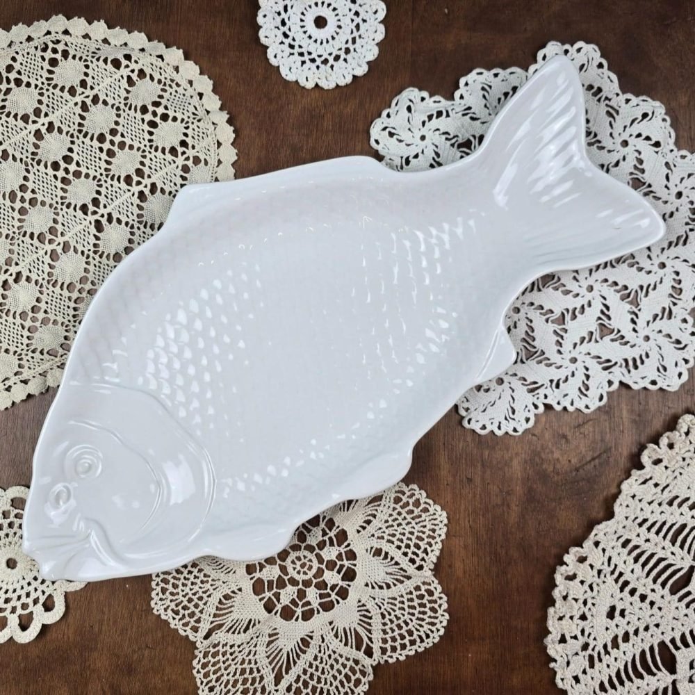 Grand plat poisson en porcelaine blanche vintage – vue d’ensemble sur fond en dentelle ancienne.