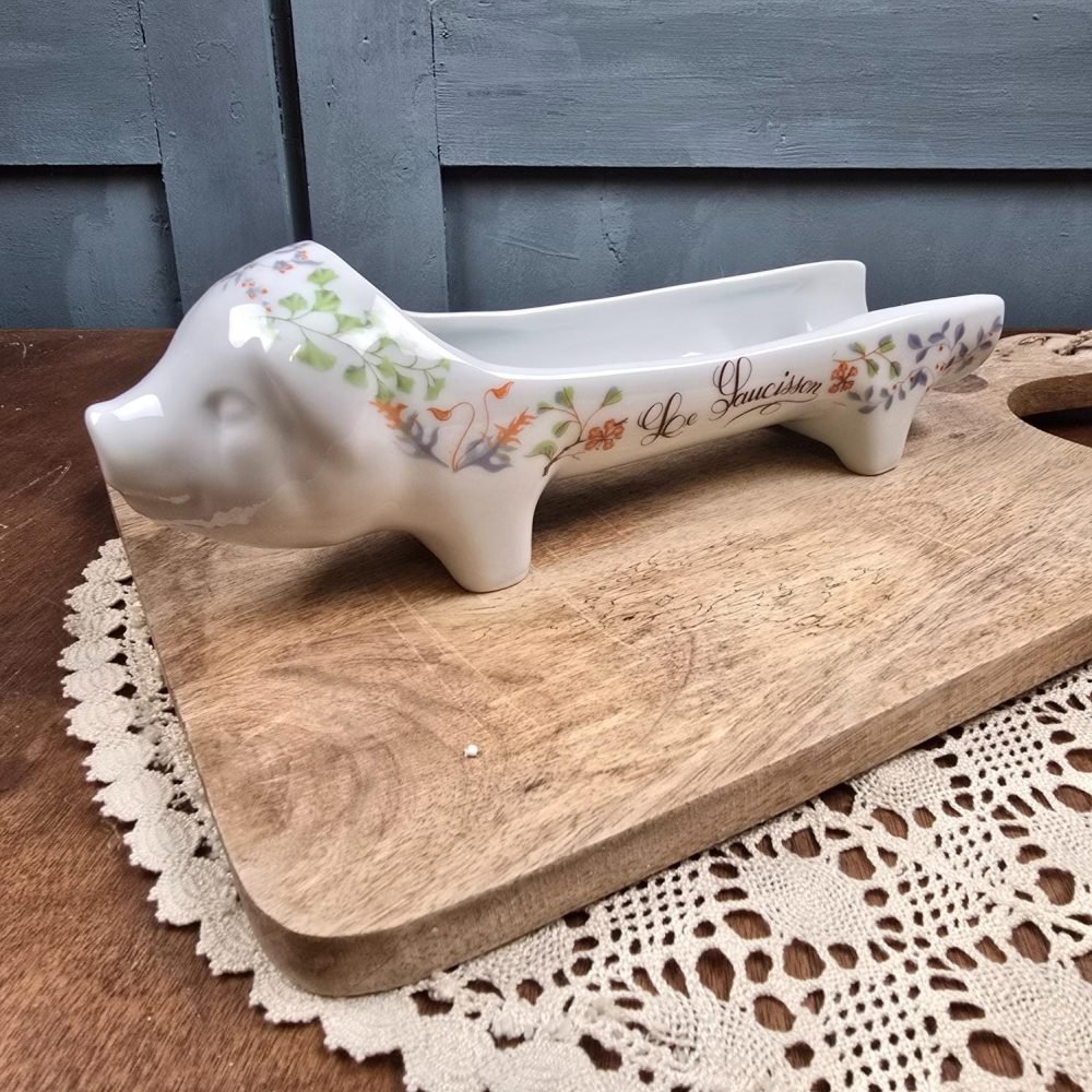 Plat à saucisson cochon porcelaine FD Chauvigny France, vue de profil montrant l'inscription "Le saucisson"