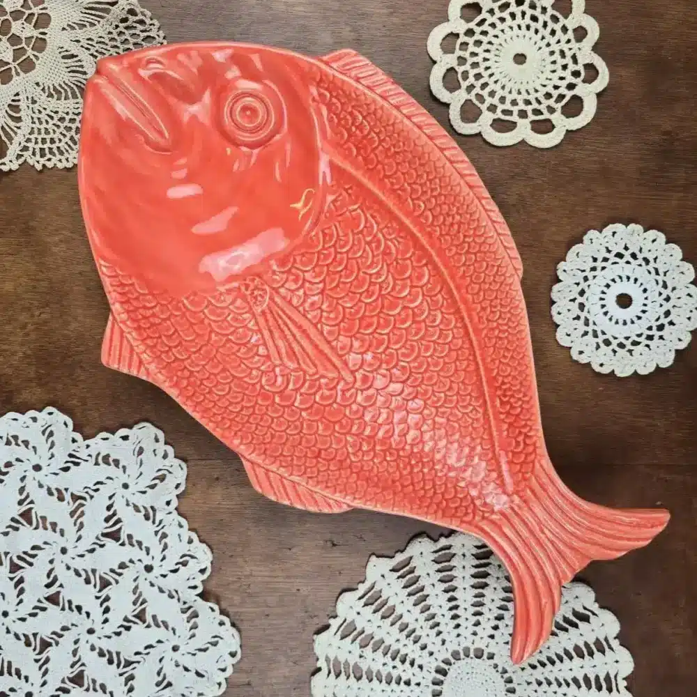 lat poisson en faïence corail vintage Surtis Portugal – posé sur napperons