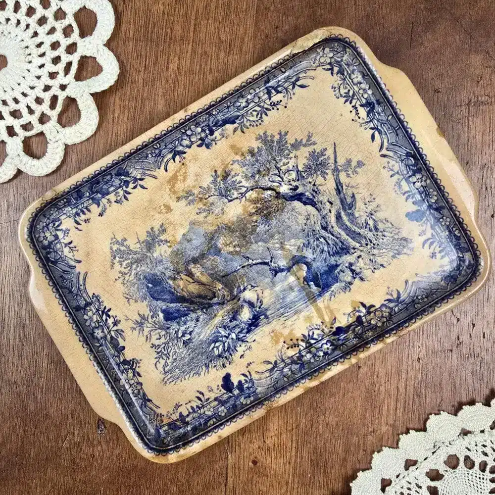 Petit plateau ancien Villeroy & Boch décor bleu “Burgenland” vu de dessus sur table en bois, ambiance vintage.