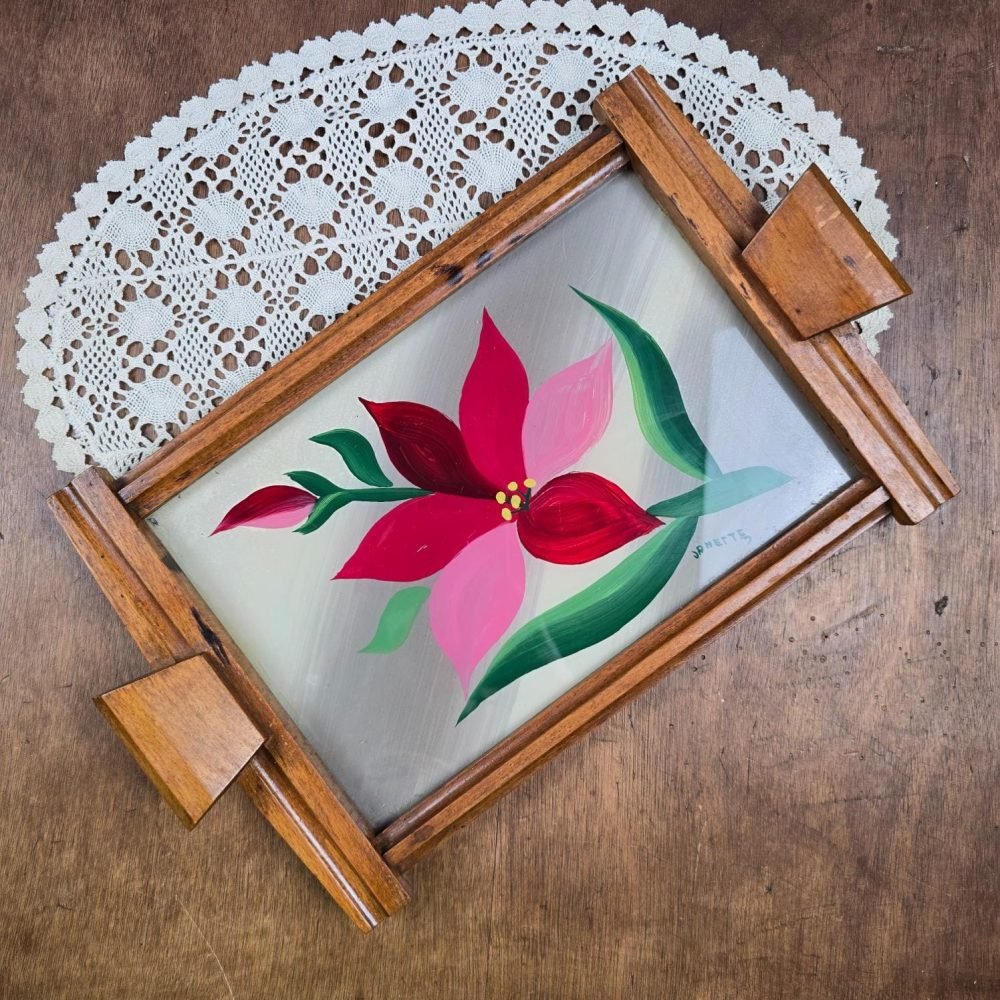 Plateau vintage en bois & verre peint à la main – Fleur stylisée signée Janette, vue de dessus, ambiance vintage