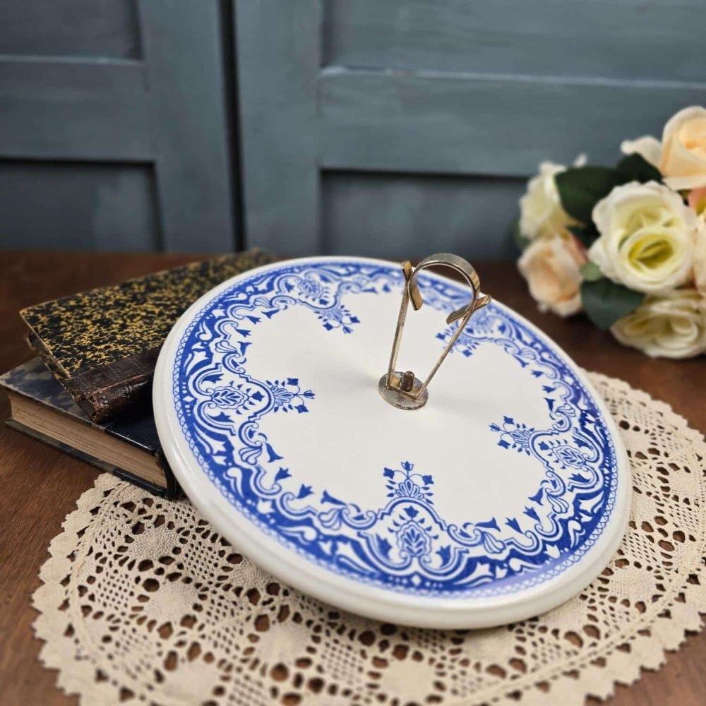 Plateau à fromage Gien vintage motif blanc et bleu, vue de trois quart