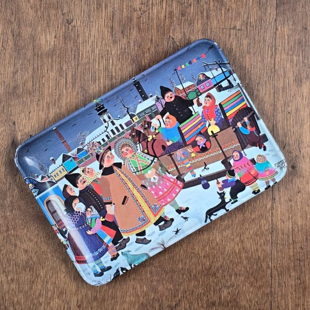 Plateau vintage rectangulaire en mélaminé Melel, décor coloré d’une scène hivernale signée Zuzana Chalupová, sur fond de bois.