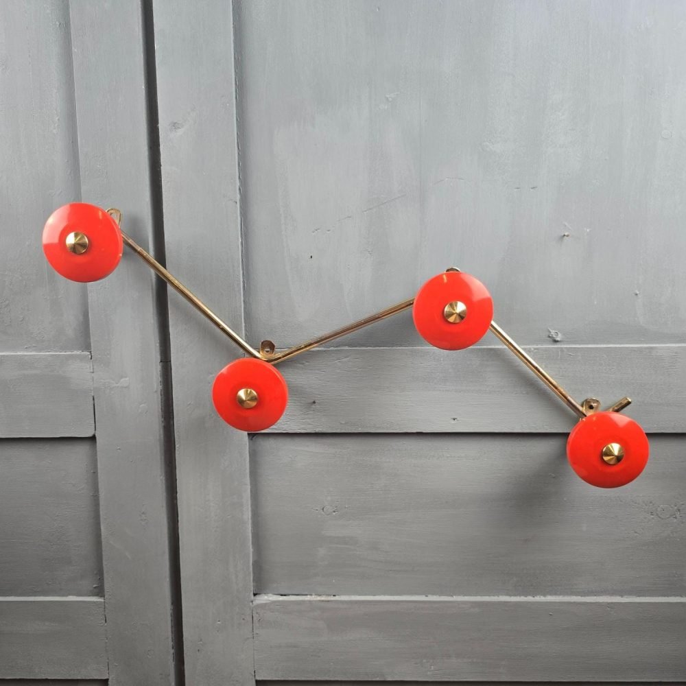 Porte-manteau mural vintage zig-zag rouge orangé et doré années 60 accroché au mur