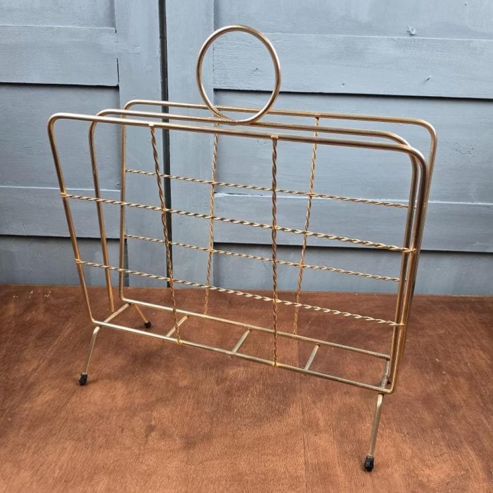 Porte-revues vintage en laiton design filaire vue de face