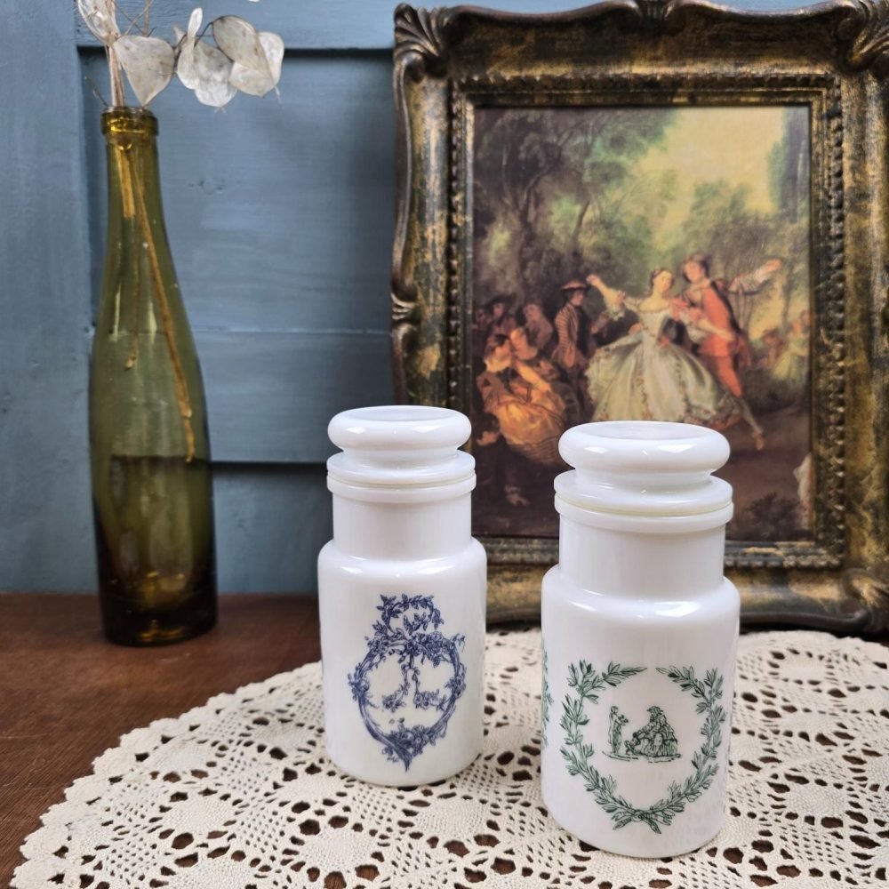 Lot de pots apothicaires en verre opale italien vintage avec décor romantique