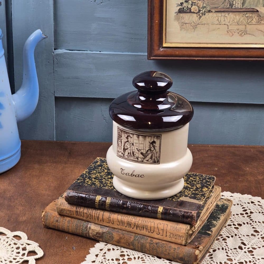 Pot à tabac ancien Villenauxe vu de côté, patine douce et couvercle assorti.