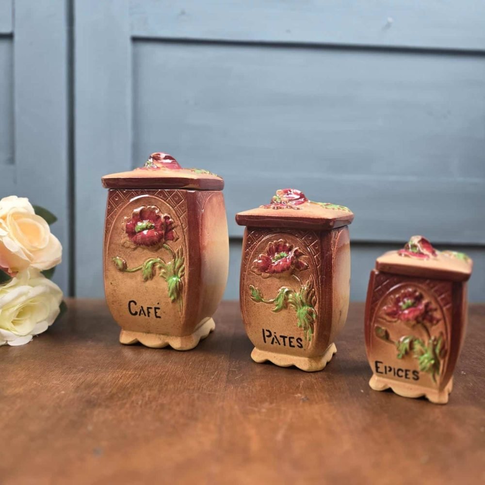 Lot de 3 pots anciens en barbotine fleurie – Café Pâtes Épices, ambiance vintage