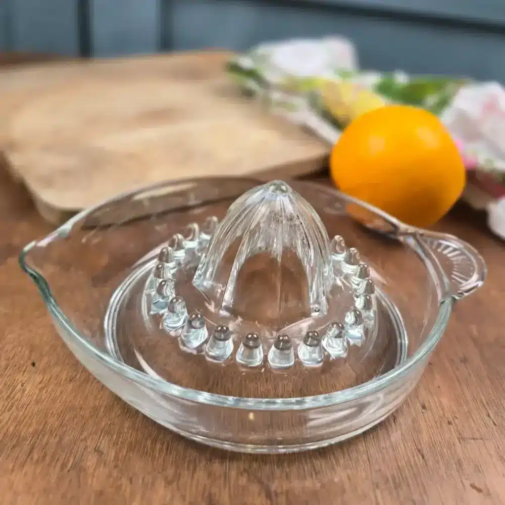 Presse-agrumes en verre ancien estampillé Italy, vue de côté avec anse et bec verseur