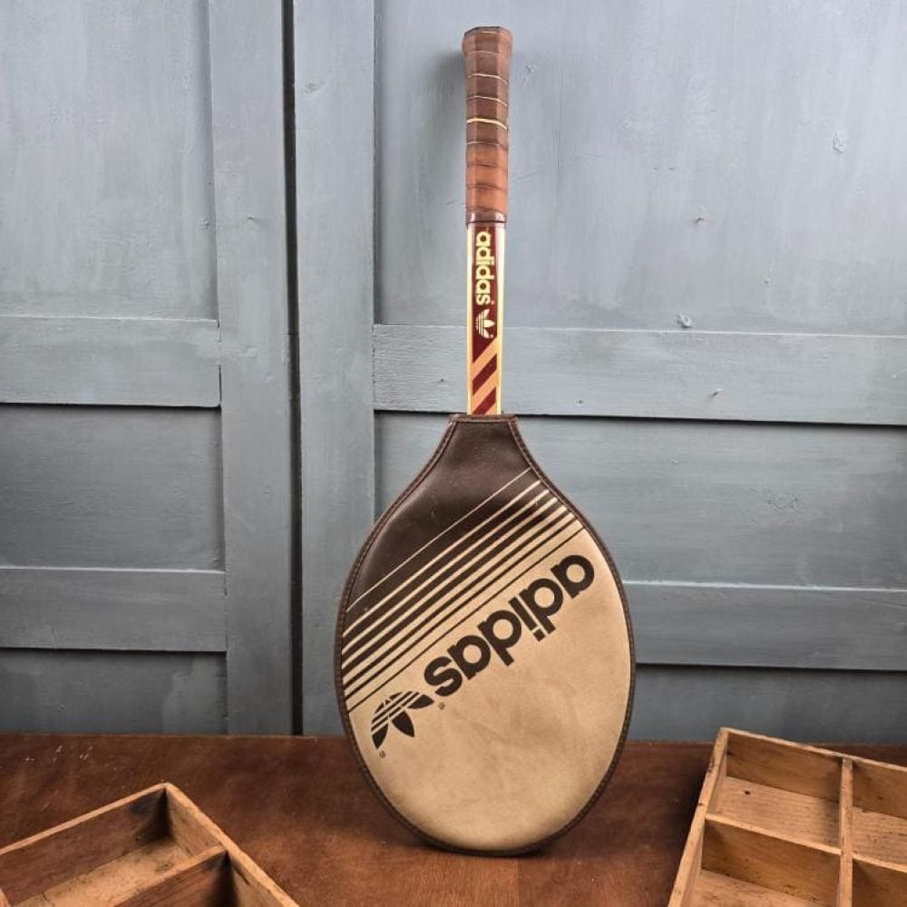 Raquette de tennis vintage Adidas en bois avec housse d’origine posée debout