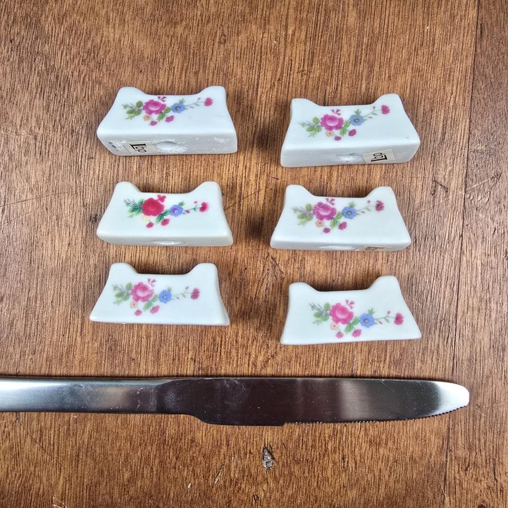 repose couteaux vintage en porcelaine sur table en bois avec couteau