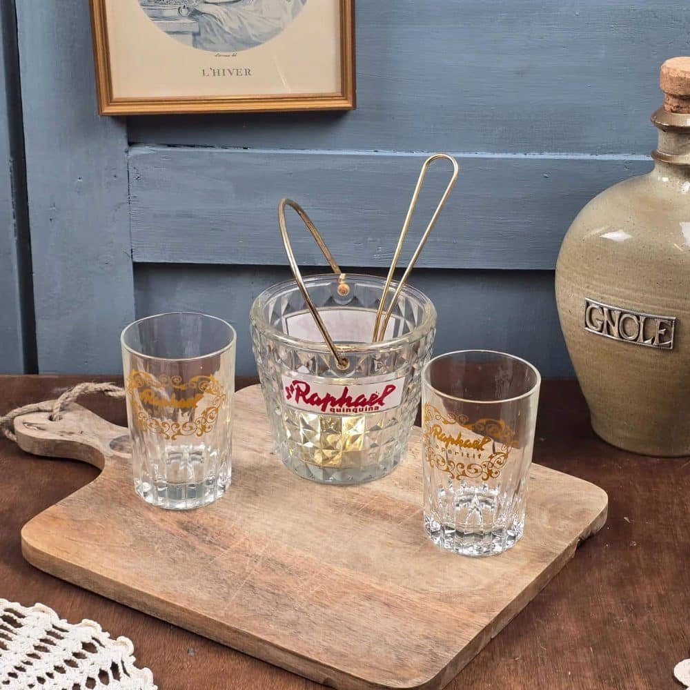 Photo lifestyle de l’ensemble St Raphaël sur un plateau en bois avec décor vintage.