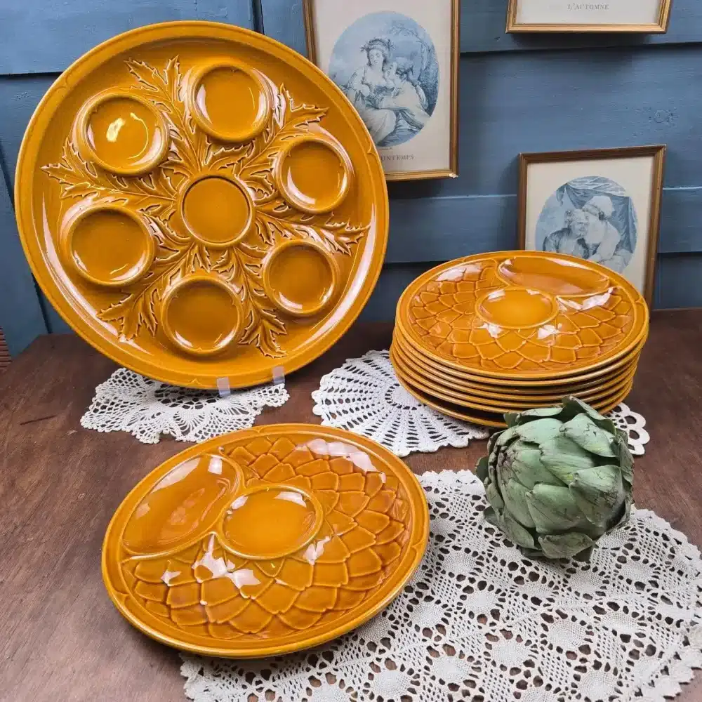 Service à artichauts Salins France en barbotine émail miel – assiettes et plat de service