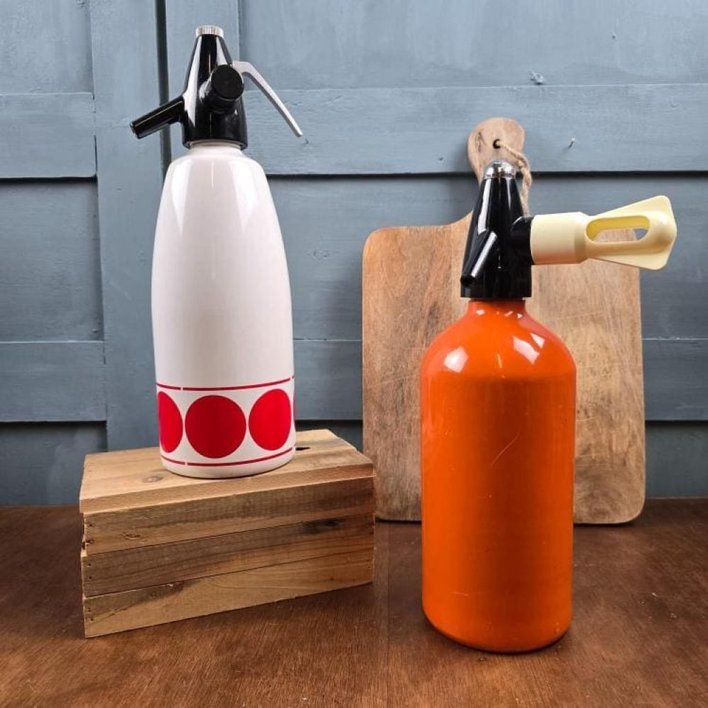 Siphons vintage années 70 orange et blanc décor graphique, vue d’ensemble