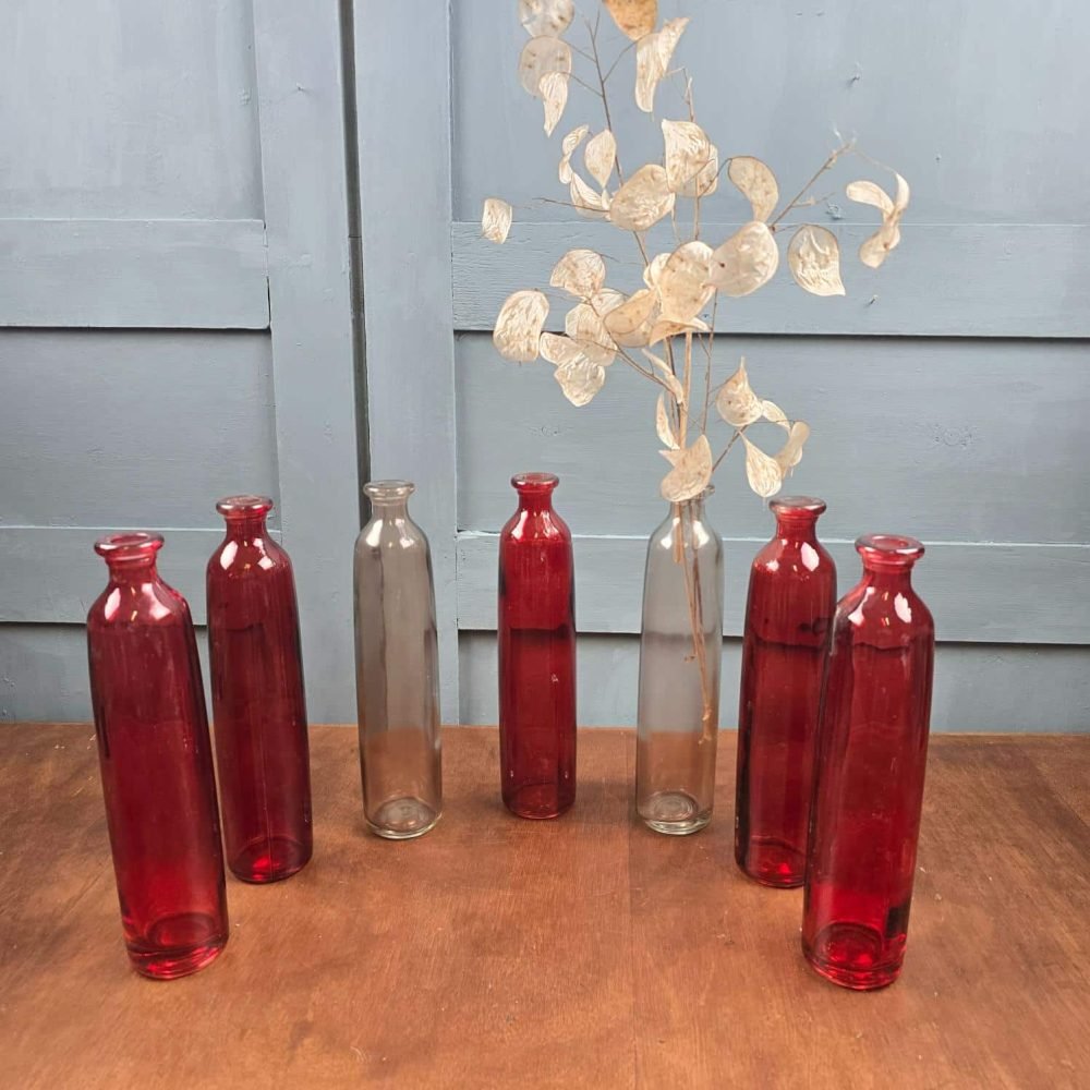 Soliflore forme bouteille en verre coloré – Vase déco minimaliste à l’unité, couleur au choix : rouge ou ambré sur table en bois