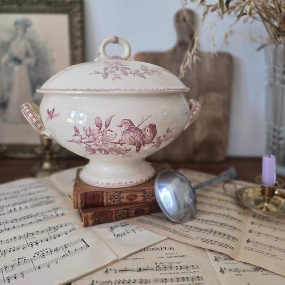 Soupière Sarreguemines sur buffet ancien – mise en scène vintage avec partitions