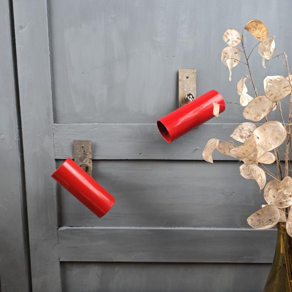 Lot de deux spots muraux vintage rouges en métal fixés au mur