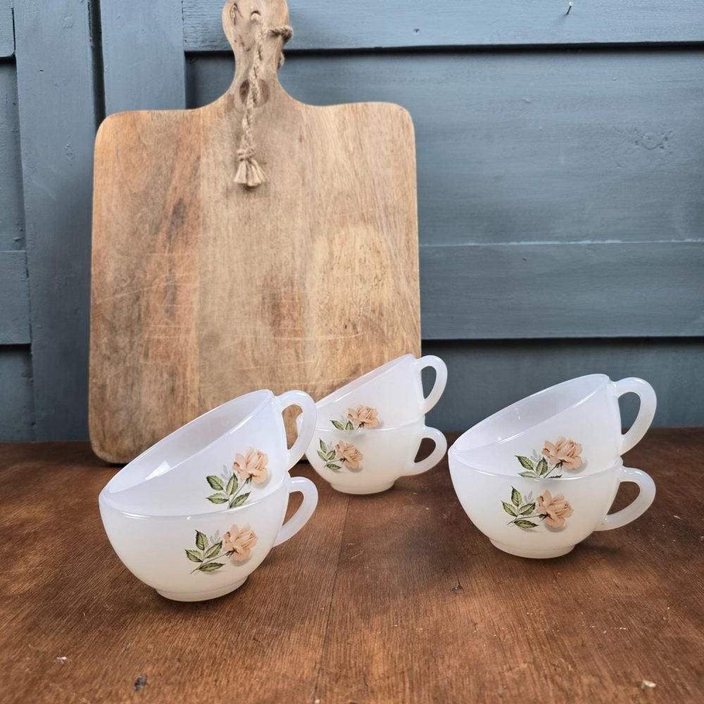Vue d’ensemble des 6 tasses Arcopal Rose disposées sur une table en bois