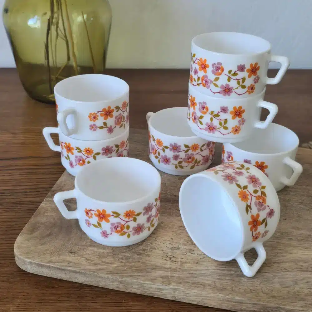 Lot de 8 tasses Arcopal Scania vintage années 70 motif fleuri orange rose.