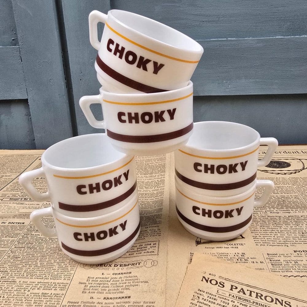 Ensemble des tasses Choky présentées en pile, ambiance bistrot rétro.