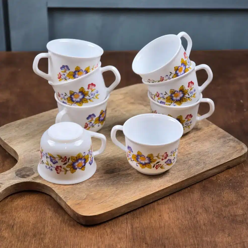 Lot de 8 tasses Arcopal vintage décor fleuri coloré, posées sur planche en bois