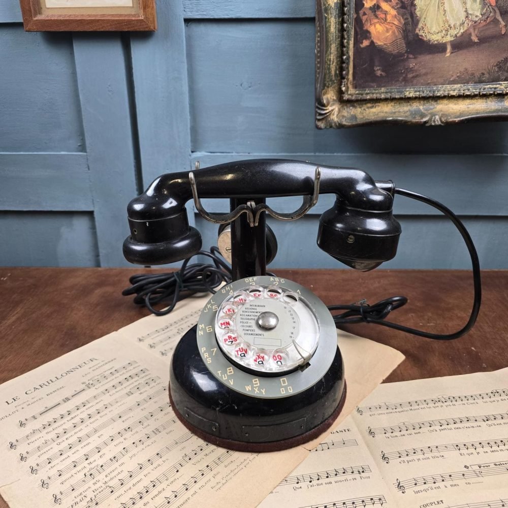 Vue téléphone ancien complet bakélite noire cadran rotatif