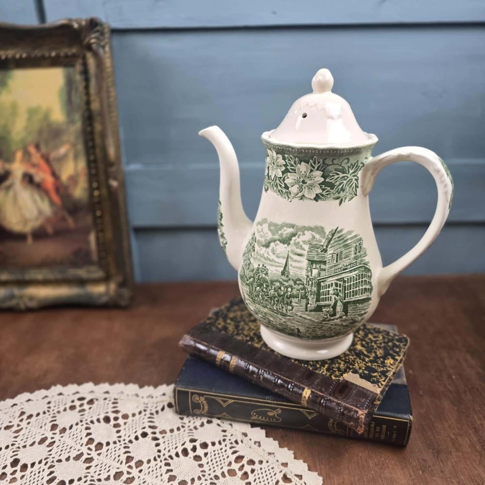 Théière anglaise vintage Royal Tudor Ware Coaching Taverns posé sur des livres