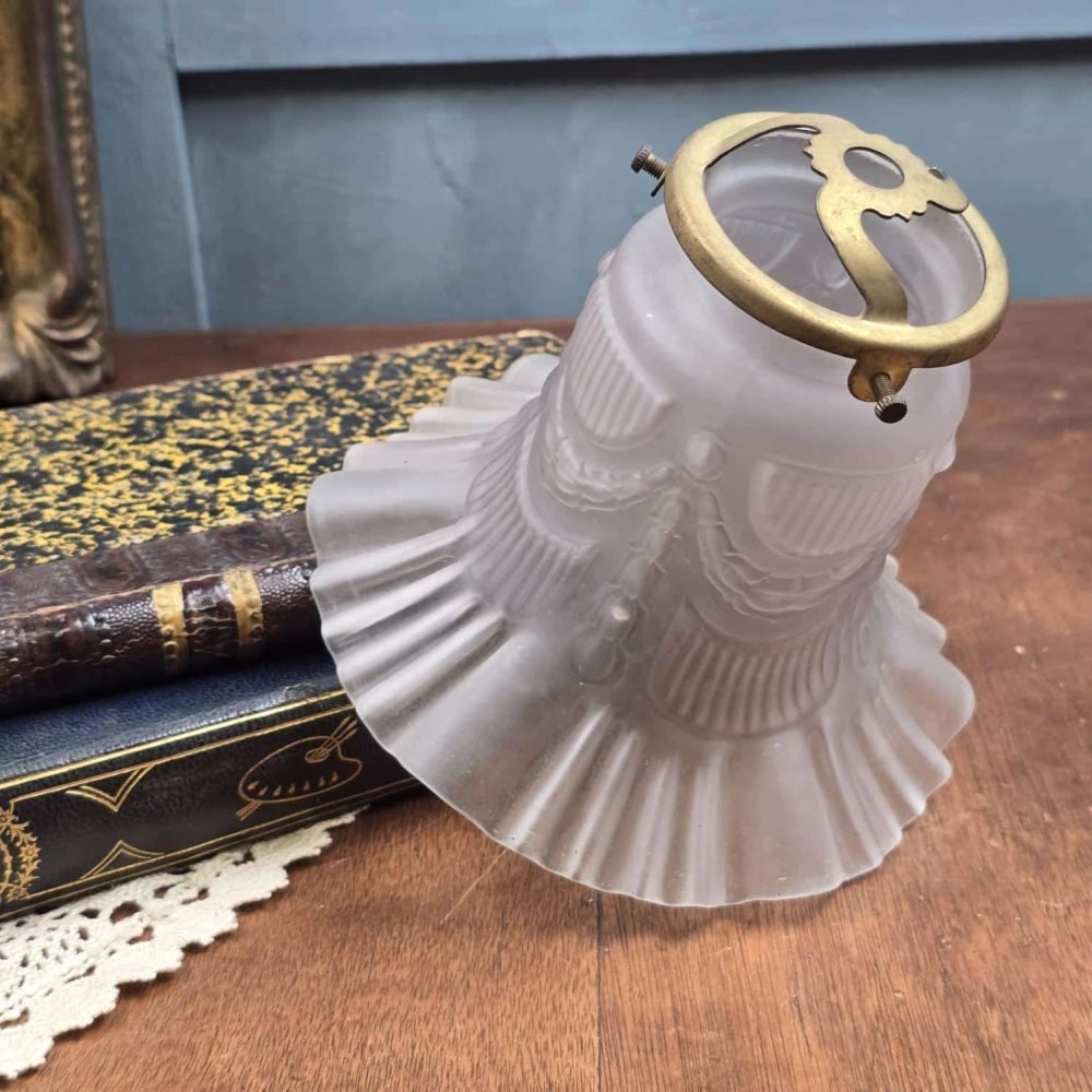Tulipe de luminaire vintage à décor drapé et griffe en métal doré, vue de trois quarts