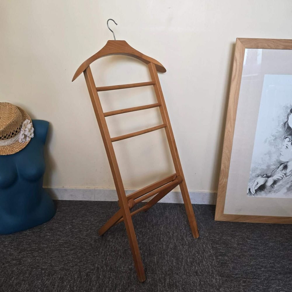 Valet de chambre vintage pliant en bois – Cintre & porte-pantalon, ambiance vintage