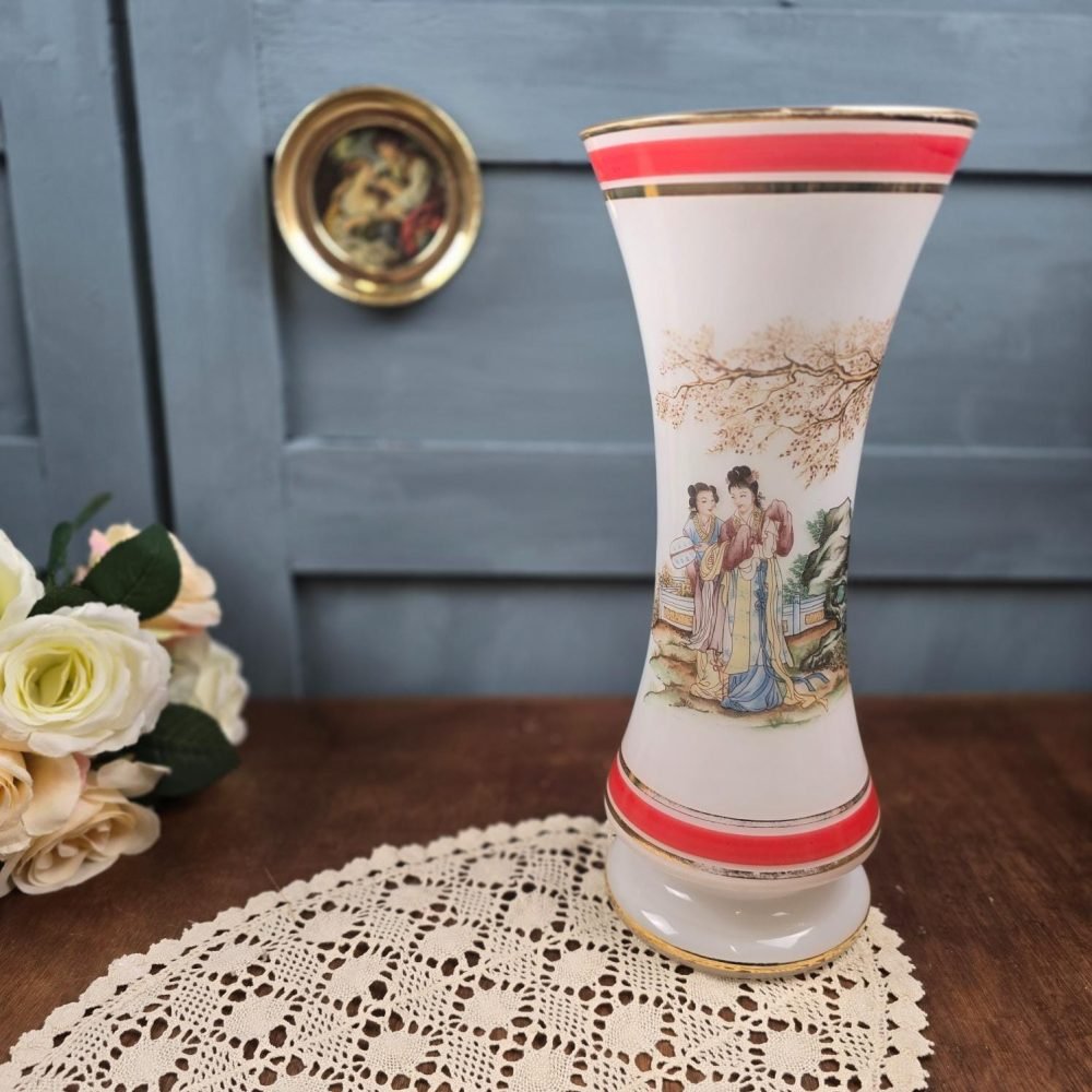 Grand vase décor asiatique romantique – Porcelaine blanche et dorure, ambiance vintage