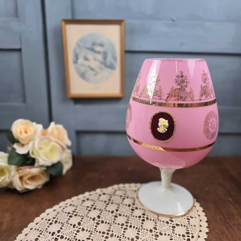 Grand vase opaline rose vintage – Décor doré & médaillon façon camée, ambiance vintage