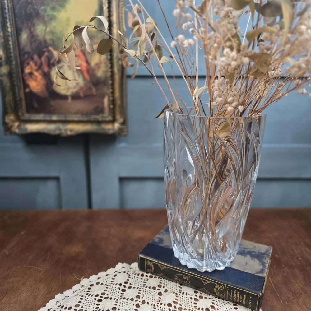 Grand vase vintage en verre moulé transparent ambiance vintage, livre ancien et fleurs séchées