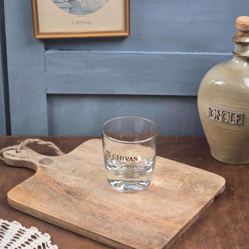 verre whisky chivas aperitif bistro ambiance vintage