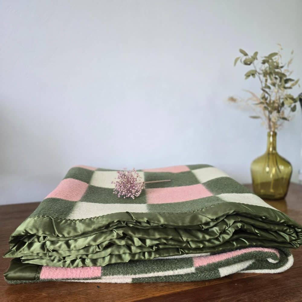 Ambiance rétro : couverture ancienne à damier pliée.